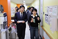 최교진 교육부 장관이 3월 20일 서울 종로구 노들장애인야학을 방문해 장애인 평생교육 수업을 참관하고, '장애인평생교육법' 후속 조치를 위한 관계자들의 의견을 청취하는 등 장애인 평생교육 활성화 방안을 논의하고 있다.