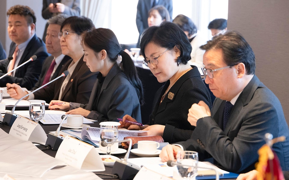 정은경 보건복지부 장관이 3월 20일 서울 중구 롯데호텔에서 친부렝 직찌드수렝 몽골 보건부 장관과 면담하고, 협력 약정 체결 후 기념 촬영하고 있다.