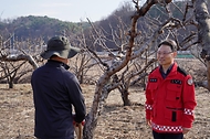 박은식 산림청장이 3월 22일 충북 영동군 영동읍 산림 인접 마을을 찾아 주민에게 산불예방을 당부하고 있다.