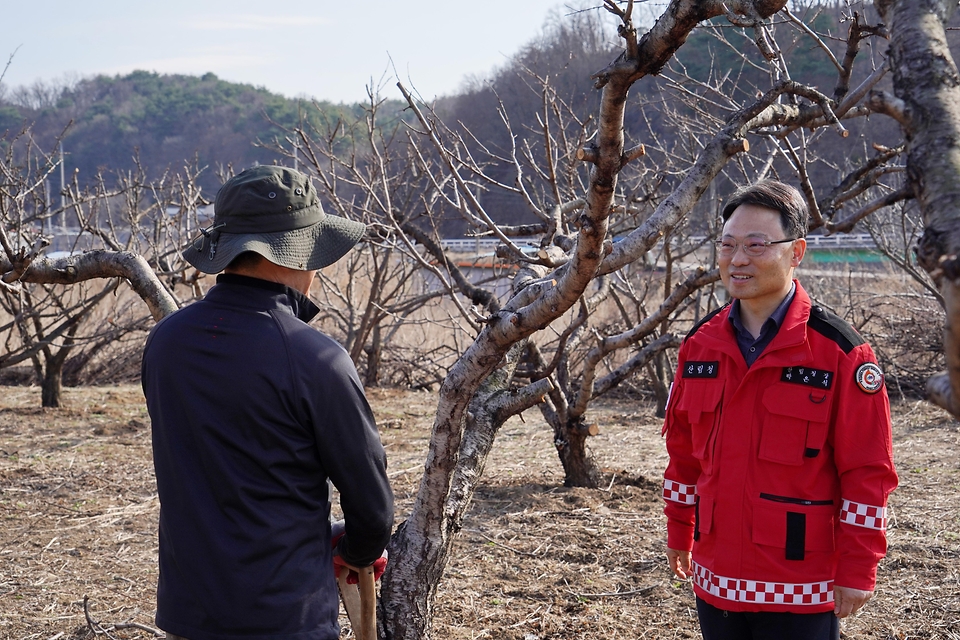 박은식 산림청장이 3월 22일 충북 영동군 영동읍 산림 인접 마을을 찾아 주민에게 산불예방을 당부하고 있다.