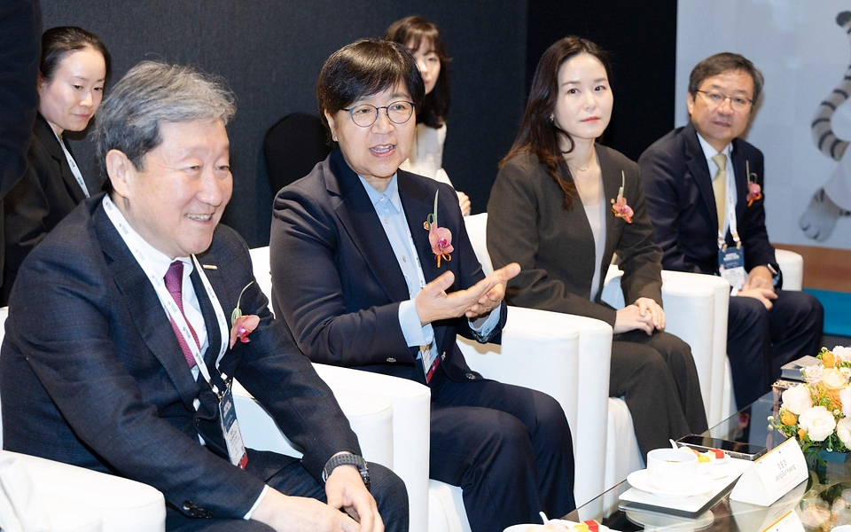 정은경 보건복지부 장관이 3월 19일 서울 강남구 코엑스에서 열린 '메디컬코리아 2026'에 참석해 관계자들과 대화 후 축사를 하고 있다.