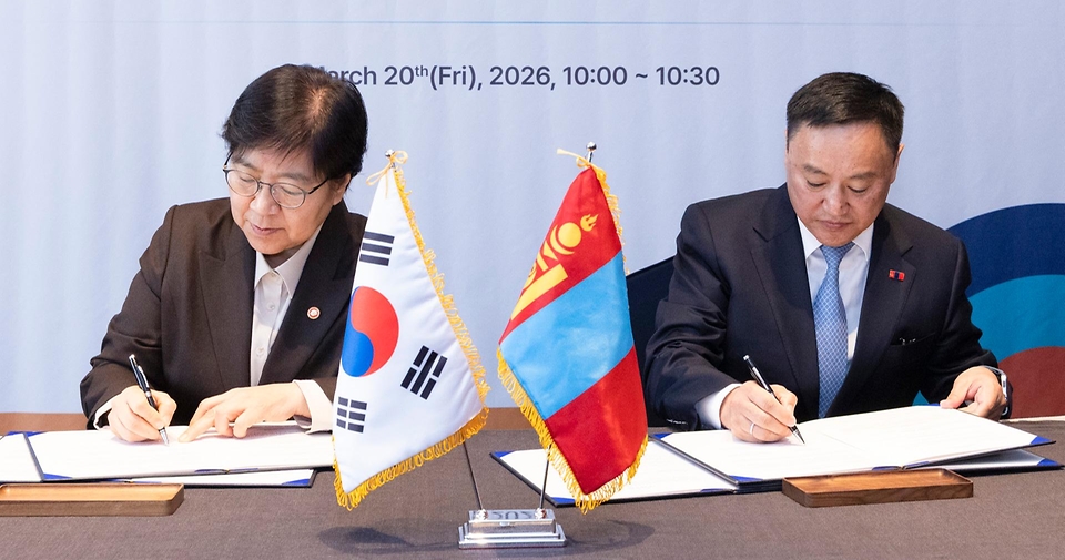 정은경 보건복지부 장관이 3월 20일 서울 중구 롯데호텔에서 친부렝 직찌드수렝 몽골 보건부 장관과 면담하고, 협력 약정 체결 후 기념 촬영하고 있다.
