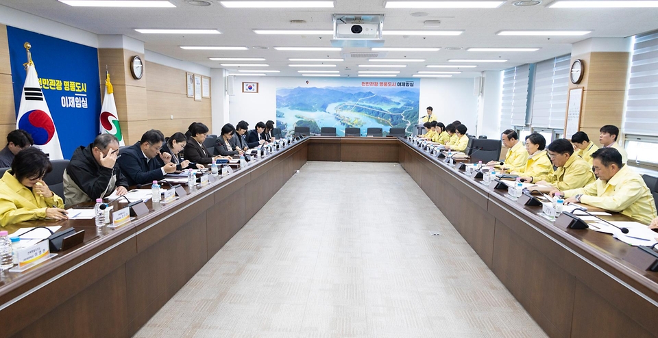 정은경 보건복지부 장관이 3월 21일 전라북도 임실군을 방문해 최근 발생한 일가족 사망사건 경위와 지방자치단체의 조치 현황을 파악하고 가족 돌봄 지원체계 전반에 대해 논의하고 있다.