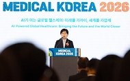 정은경 보건복지부 장관이 3월 19일 서울 강남구 코엑스에서 열린 '메디컬코리아 2026'에 참석해 관계자들과 대화 후 축사를 하고 있다.