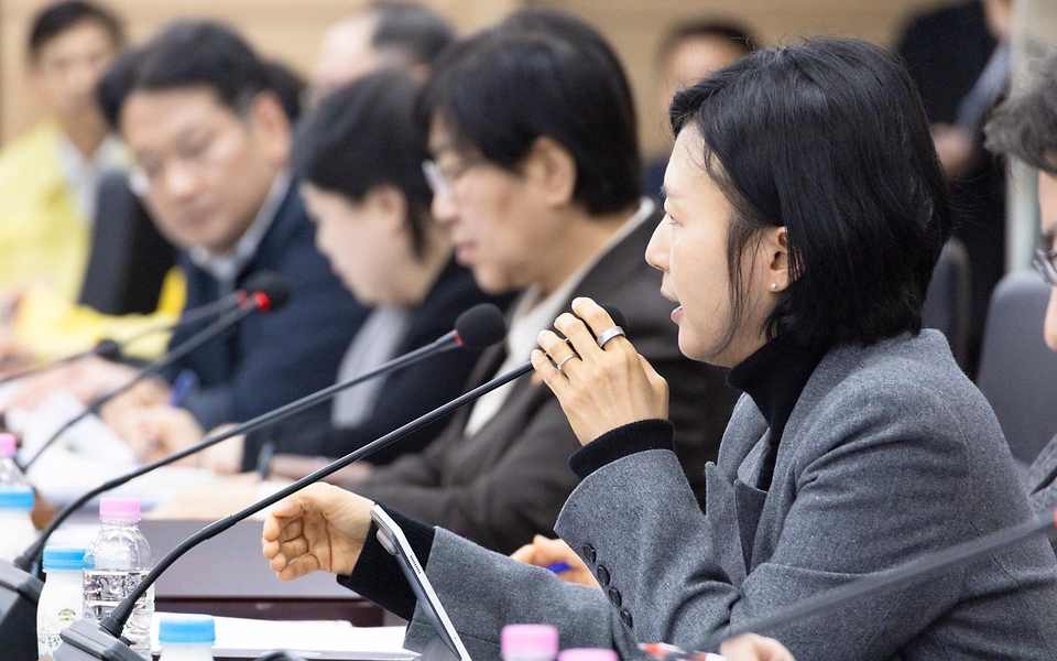 정은경 보건복지부 장관이 3월 21일 전라북도 임실군을 방문해 최근 발생한 일가족 사망사건 경위와 지방자치단체의 조치 현황을 파악하고 가족 돌봄 지원체계 전반에 대해 논의하고 있다.