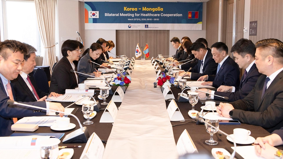 정은경 보건복지부 장관이 3월 20일 서울 중구 롯데호텔에서 친부렝 직찌드수렝 몽골 보건부 장관과 면담하고, 협력 약정 체결 후 기념 촬영하고 있다.