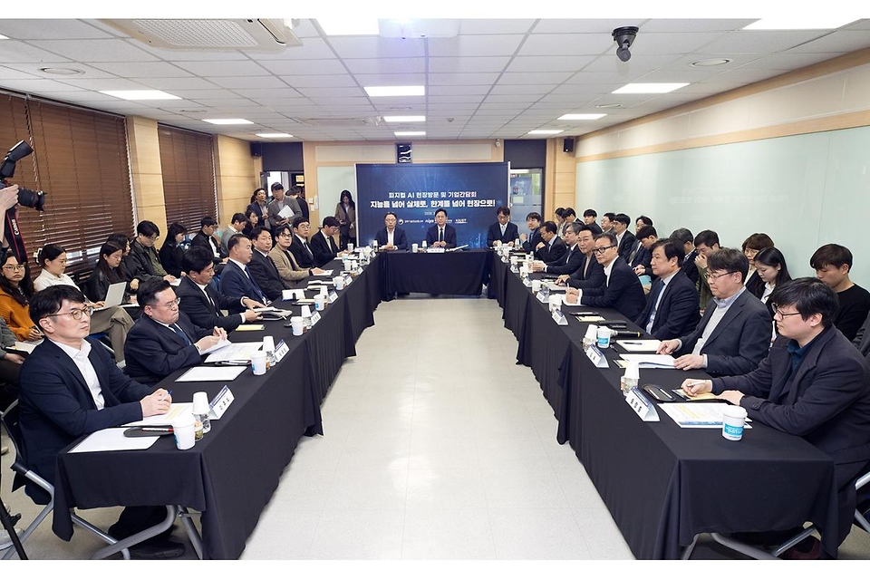 배경훈 부총리 겸 과학기술정보통신부 장관이 3월 23일 대전광역시 유성구 KAIST에서 열린 '피지컬 AI 기업간담회' 에서 발언하고 있다.