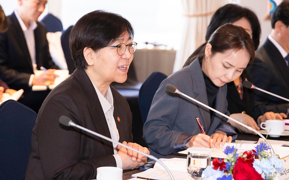 정은경 보건복지부 장관이 3월 20일 서울 중구 롯데호텔에서 친부렝 직찌드수렝 몽골 보건부 장관과 면담하고, 협력 약정 체결 후 기념 촬영하고 있다.