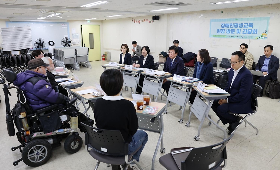 최교진 교육부 장관이 3월 20일 서울 종로구 노들장애인야학을 방문해 장애인 평생교육 수업을 참관하고, '장애인평생교육법' 후속 조치를 위한 관계자들의 의견을 청취하는 등 장애인 평생교육 활성화 방안을 논의하고 있다.