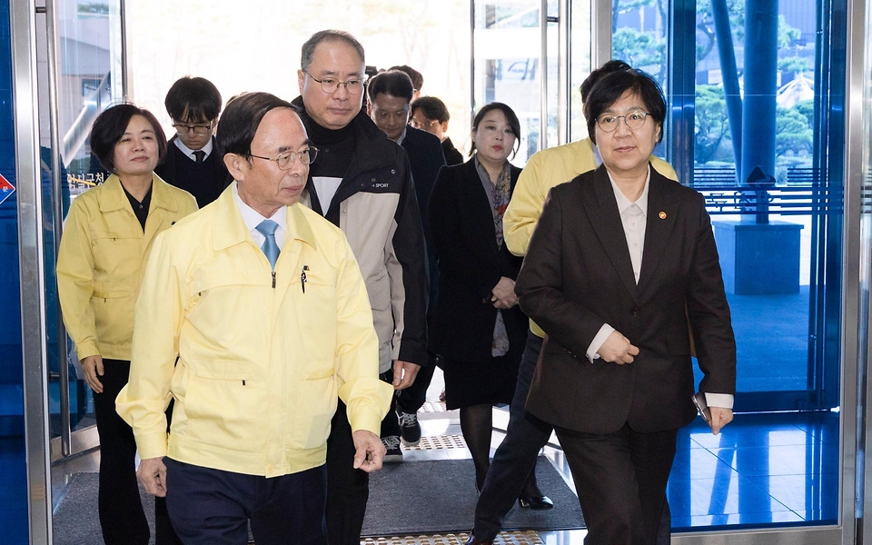 정은경 보건복지부 장관이 3월 21일 전라북도 임실군을 방문해 최근 발생한 일가족 사망사건 경위와 지방자치단체의 조치 현황을 파악하고 가족 돌봄 지원체계 전반에 대해 논의하고 있다.