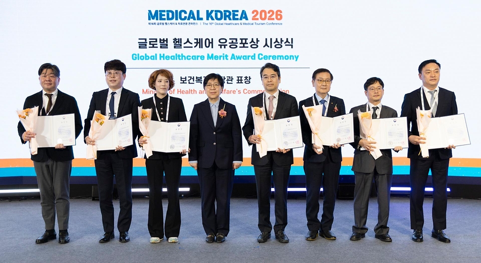 정은경 보건복지부 장관이 3월 19일 서울 강남구 코엑스에서 열린 '메디컬코리아 2026'에 참석해 관계자들과 대화 후 축사를 하고 있다.