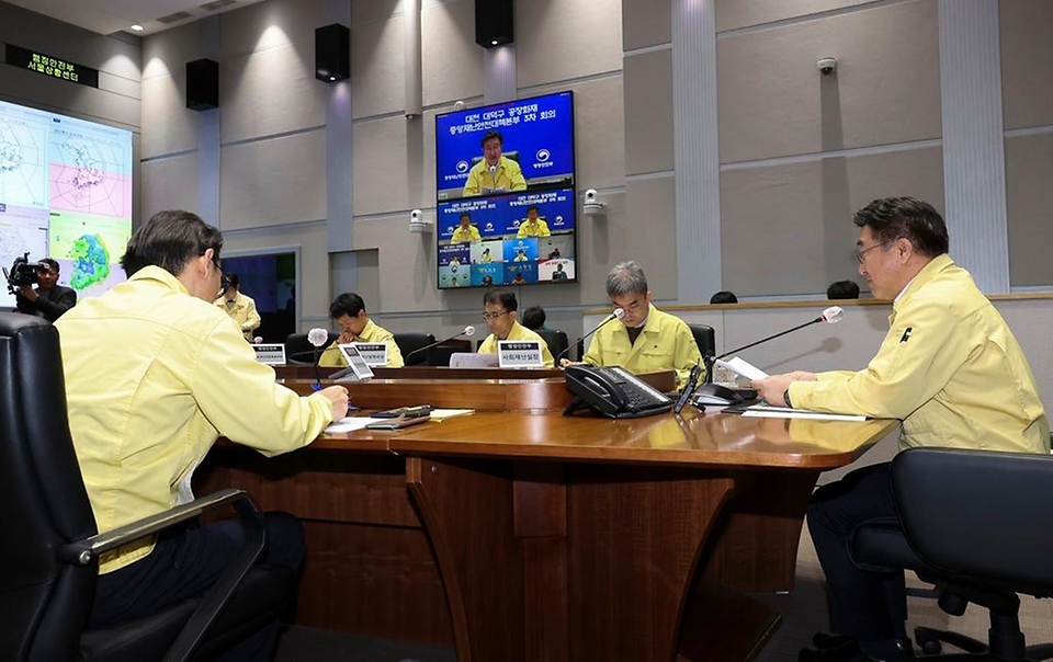 윤호중 행정안전부 장관이 3월 22일 서울 종로구 정부서울청사 서울상황센터에서 대전 대덕구 공장 화재 관련 중앙재난안전대책본부 3차 회의를 주재하고 있다.