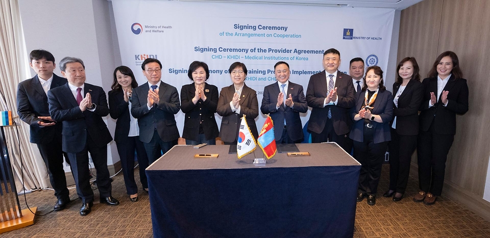 정은경 보건복지부 장관이 3월 20일 서울 중구 롯데호텔에서 친부렝 직찌드수렝 몽골 보건부 장관과 면담하고, 협력 약정 체결 후 기념 촬영하고 있다.