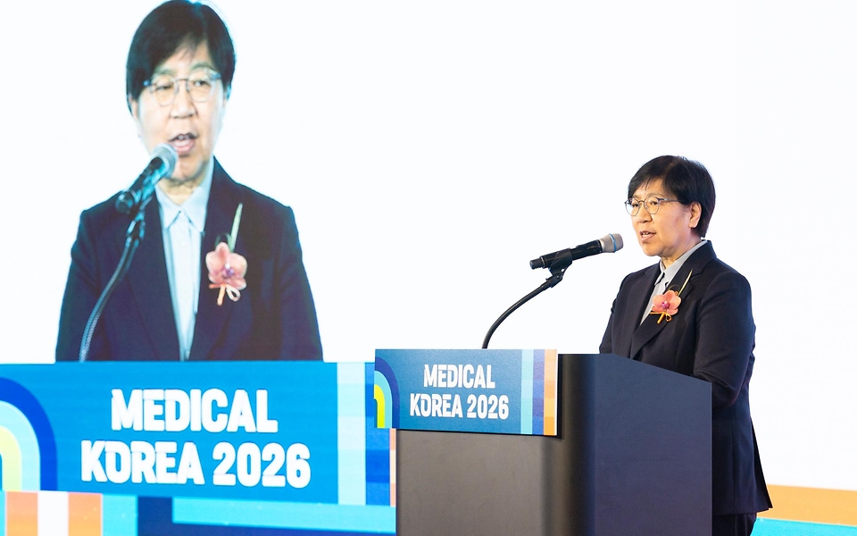 정은경 보건복지부 장관이 3월 19일 서울 강남구 코엑스에서 열린 '메디컬코리아 2026'에 참석해 관계자들과 대화 후 축사를 하고 있다.