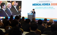 정은경 보건복지부 장관이 3월 19일 서울 강남구 코엑스에서 열린 '메디컬코리아 2026'에 참석해 관계자들과 대화 후 축사를 하고 있다.