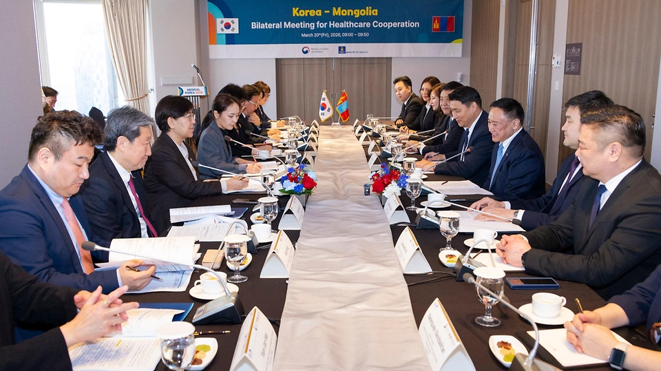 정은경 보건복지부 장관이 3월 20일 서울 중구 롯데호텔에서 친부렝 직찌드수렝 몽골 보건부 장관과 면담하고, 협력 약정 체결 후 기념 촬영하고 있다.