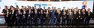 정은경 보건복지부 장관이 3월 19일 서울 강남구 코엑스에서 열린 '메디컬코리아 2026'에 참석해 관계자들과 대화 후 축사를 하고 있다.