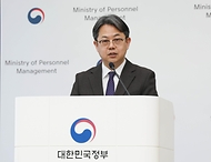 김성훈 인사혁신처 차장이 3월 23일 세종시 정부세종청사에서 '지역 거주 인재 공직 진출 확대 등 채용제도 개선' 관련 합동브리핑을 하고 있다.