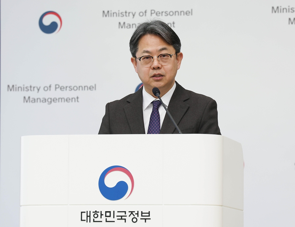 김성훈 인사혁신처 차장이 3월 23일 세종시 정부세종청사에서 '지역 거주 인재 공직 진출 확대 등 채용제도 개선' 관련 합동브리핑을 하고 있다.