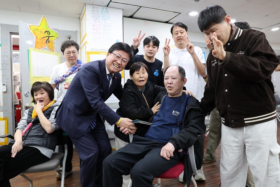 최교진 교육부 장관이 3월 20일 서울 종로구 노들장애인야학을 방문해 장애인 평생교육 수업을 참관하고, '장애인평생교육법' 후속 조치를 위한 관계자들의 의견을 청취하는 등 장애인 평생교육 활성화 방안을 논의하고 있다.