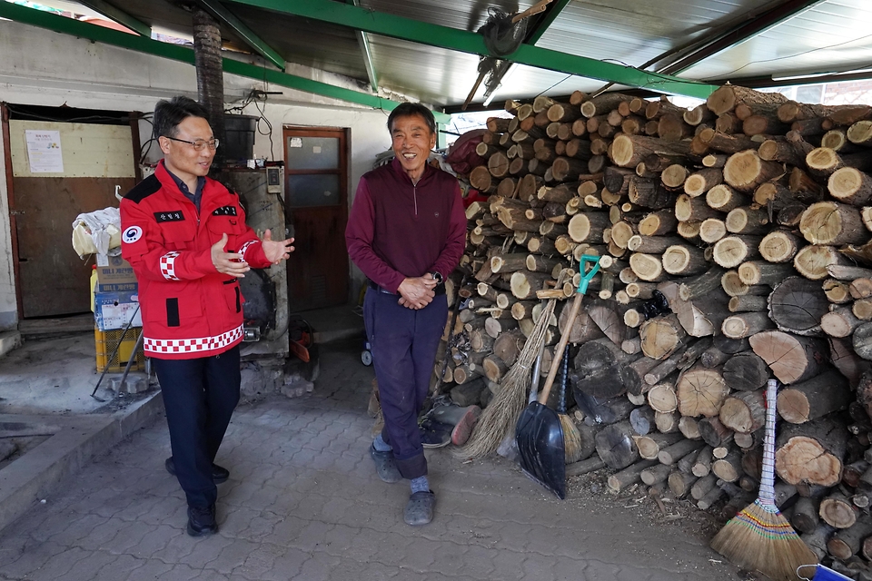 박은식 산림청장이 3월 22일 충북 영동군 영동읍 산림 인접 마을을 찾아 주민에게 산불예방을 당부하고 있다.