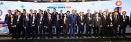 정은경 보건복지부 장관이 3월 19일 서울 강남구 코엑스에서 열린 '메디컬코리아 2026'에 참석해 관계자들과 대화 후 축사를 하고 있다.