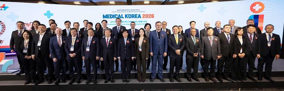 정은경 보건복지부 장관이 3월 19일 서울 강남구 코엑스에서 열린 '메디컬코리아 2026'에 참석해 관계자들과 대화 후 축사를 하고 있다.