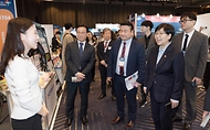정은경 보건복지부 장관이 3월 19일 서울 강남구 코엑스에서 열린 '메디컬코리아 2026'에 참석해 관계자들과 대화 후 축사를 하고 있다.