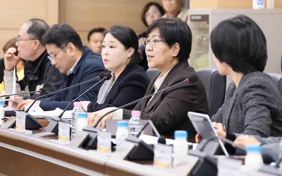 정은경 보건복지부 장관이 3월 21일 전라북도 임실군을 방문해 최근 발생한 일가족 사망사건 경위와 지방자치단체의 조치 현황을 파악하고 가족 돌봄 지원체계 전반에 대해 논의하고 있다.