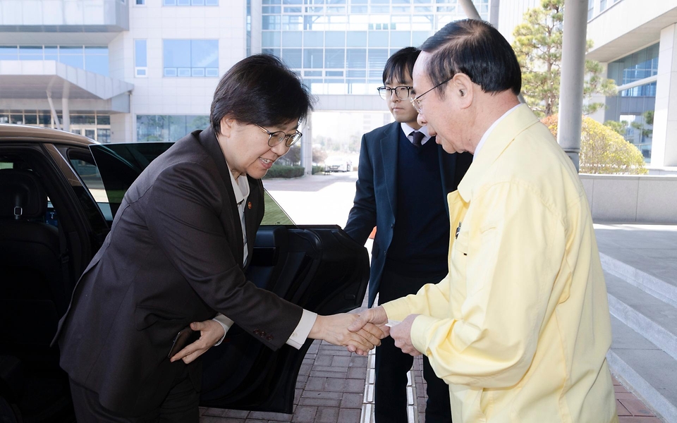 정은경 보건복지부 장관이 3월 21일 전라북도 임실군을 방문해 최근 발생한 일가족 사망사건 경위와 지방자치단체의 조치 현황을 파악하고 가족 돌봄 지원체계 전반에 대해 논의하고 있다.
