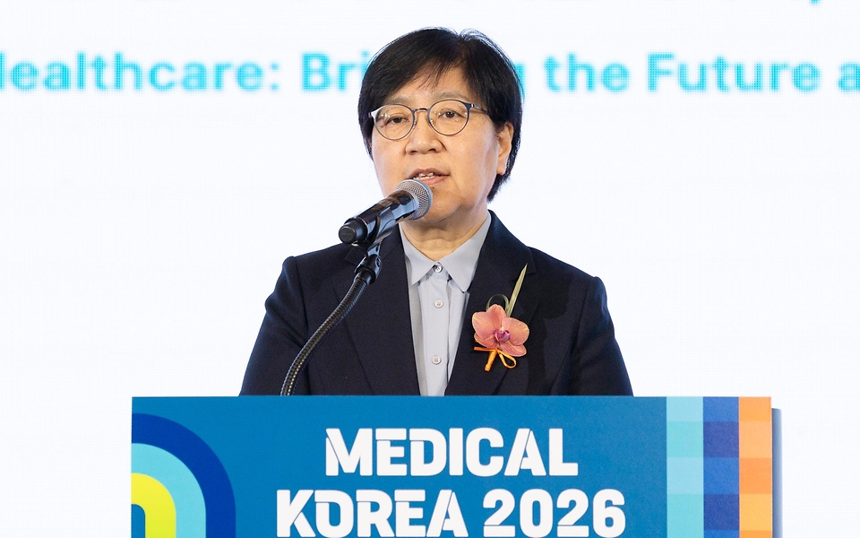 정은경 보건복지부 장관이 3월 19일 서울 강남구 코엑스에서 열린 '메디컬코리아 2026'에 참석해 관계자들과 대화 후 축사를 하고 있다.