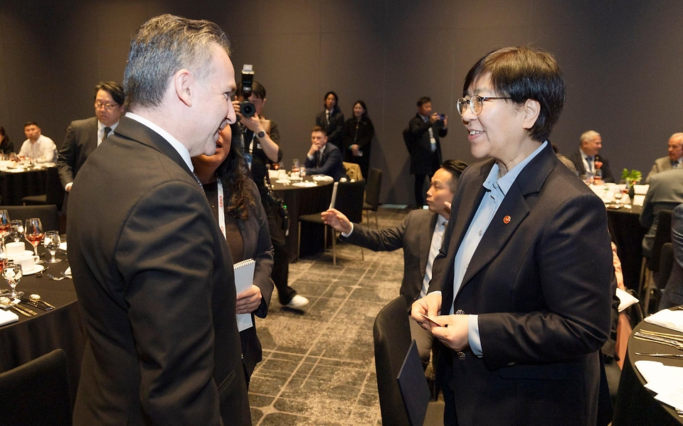정은경 보건복지부 장관이 3월 19일 서울 강남구 코엑스에서 열린 '메디컬코리아 2026'에 참석해 관계자들과 대화 후 축사를 하고 있다.
