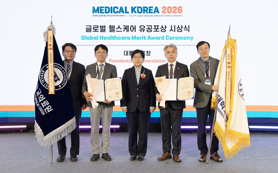 정은경 보건복지부 장관이 3월 19일 서울 강남구 코엑스에서 열린 '메디컬코리아 2026'에 참석해 관계자들과 대화 후 축사를 하고 있다.