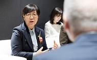 정은경 보건복지부 장관이 3월 19일 서울 강남구 코엑스에서 열린 '메디컬코리아 2026'에 참석해 관계자들과 대화 후 축사를 하고 있다.