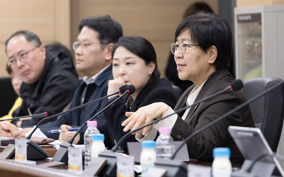 정은경 보건복지부 장관이 3월 21일 전라북도 임실군을 방문해 최근 발생한 일가족 사망사건 경위와 지방자치단체의 조치 현황을 파악하고 가족 돌봄 지원체계 전반에 대해 논의하고 있다.