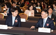정은경 보건복지부 장관이 3월 19일 서울 강남구 코엑스에서 열린 '메디컬코리아 2026'에 참석해 관계자들과 대화 후 축사를 하고 있다.