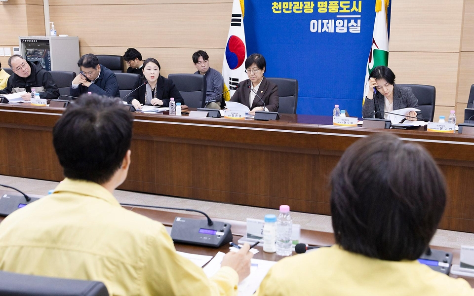 정은경 보건복지부 장관이 3월 21일 전라북도 임실군을 방문해 최근 발생한 일가족 사망사건 경위와 지방자치단체의 조치 현황을 파악하고 가족 돌봄 지원체계 전반에 대해 논의하고 있다.