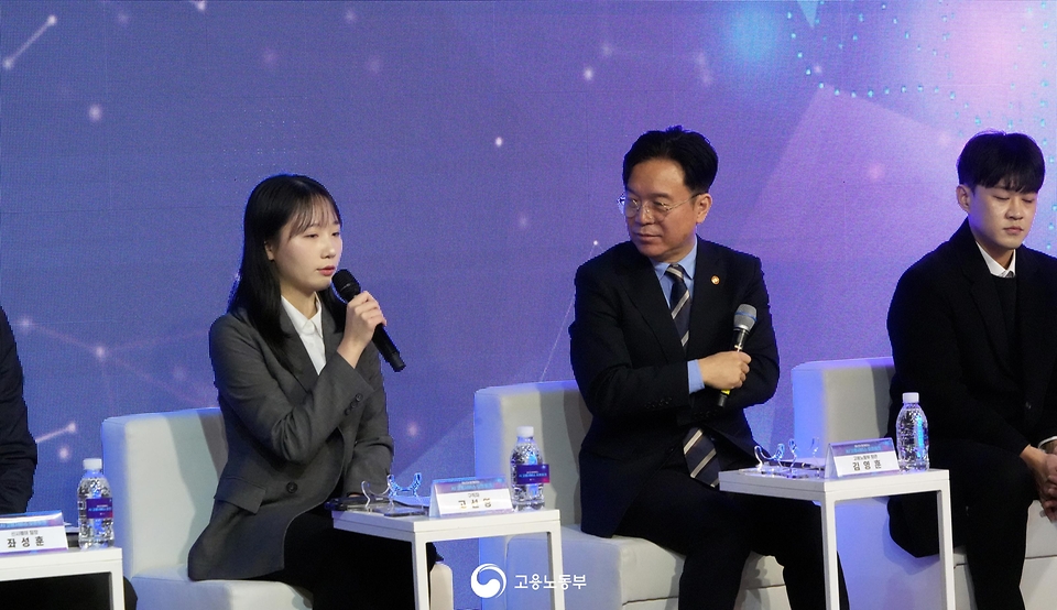 김영훈 고용노동부 장관은 3월 20일 서울시 중구 정동1928아트센터에서 '청년과 함께하는 AI 고용서비스 오픈토크'를 개최하고, 구직자와 기업이 직접 선택한 AI 고용서비스 수요조사 결과와 그간의 운영성과, 2026년 확대 계획을 공개하고 있다.