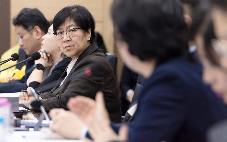 정은경 보건복지부 장관이 3월 21일 전라북도 임실군을 방문해 최근 발생한 일가족 사망사건 경위와 지방자치단체의 조치 현황을 파악하고 가족 돌봄 지원체계 전반에 대해 논의하고 있다.