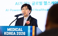 정은경 보건복지부 장관이 3월 19일 서울 강남구 코엑스에서 열린 '메디컬코리아 2026'에 참석해 관계자들과 대화 후 축사를 하고 있다.