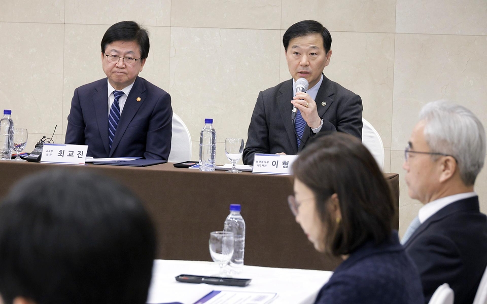 이형훈 보건복지부 2차관이 3월 20일 서울 중구 프레지던트호텔에서 보건복지부·교육부·성평등가족부·경찰청이 함께 자살 유족 면담과 기록 분석으로 청소년 자살 원인을 과학적으로 파악하는 청소년 심리부검 사업 업무협약을 체결하고 있다.