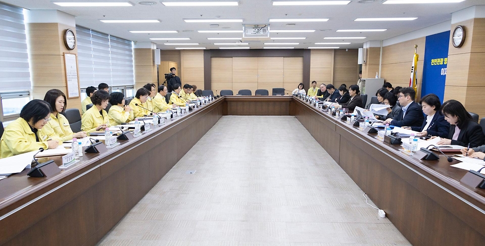 정은경 보건복지부 장관이 3월 21일 전라북도 임실군을 방문해 최근 발생한 일가족 사망사건 경위와 지방자치단체의 조치 현황을 파악하고 가족 돌봄 지원체계 전반에 대해 논의하고 있다.