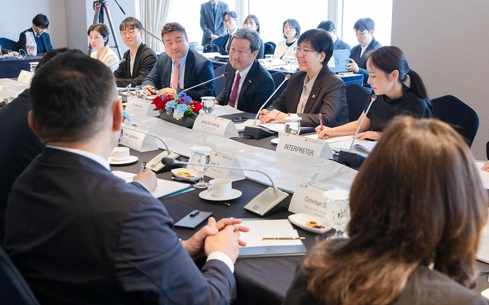 정은경 보건복지부 장관이 3월 20일 서울 중구 롯데호텔에서 친부렝 직찌드수렝 몽골 보건부 장관과 면담하고, 협력 약정 체결 후 기념 촬영하고 있다.