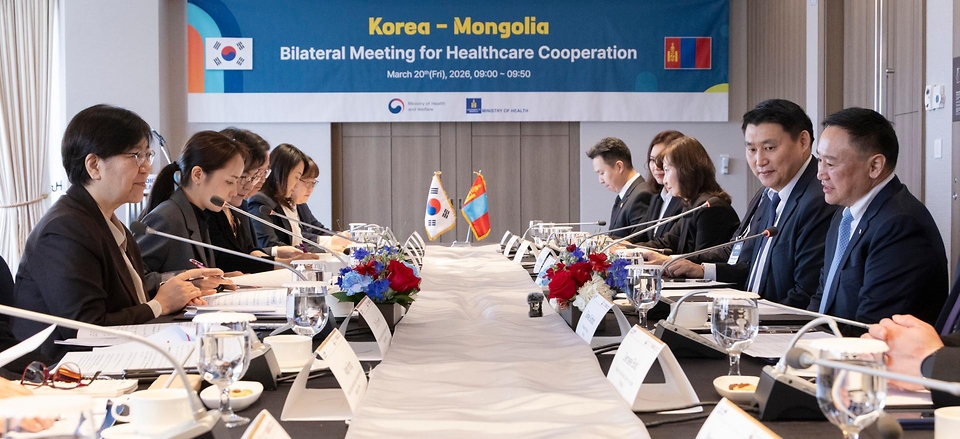 정은경 보건복지부 장관이 3월 20일 서울 중구 롯데호텔에서 친부렝 직찌드수렝 몽골 보건부 장관과 면담하고, 협력 약정 체결 후 기념 촬영하고 있다.