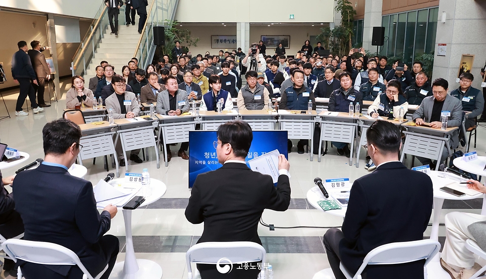 김영훈 고용노동부 장관이 3월 17일 강원도 강릉시 가톨릭관동대학교에서 '청년, 건설의 내일을 짓다'를 주제로 건설업 관계자와 타운홀 미팅을 개최하고 있다.