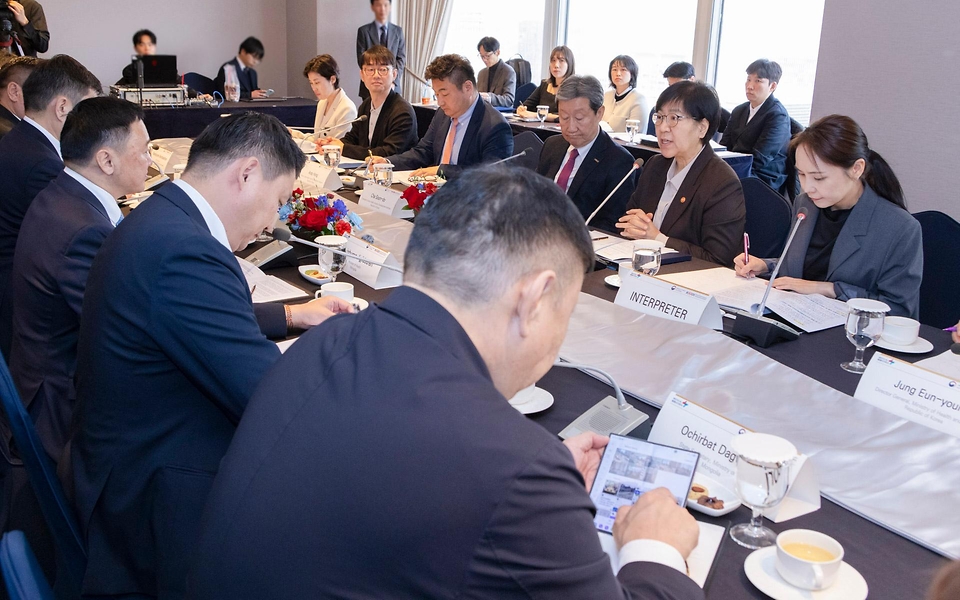 정은경 보건복지부 장관이 3월 20일 서울 중구 롯데호텔에서 친부렝 직찌드수렝 몽골 보건부 장관과 면담하고, 협력 약정 체결 후 기념 촬영하고 있다.