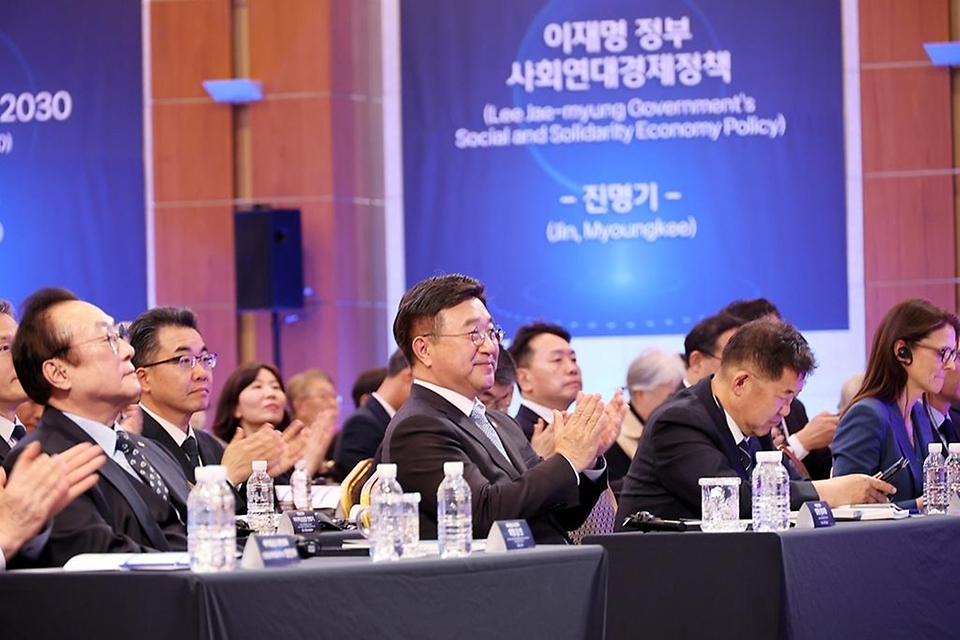 윤호중 행정안전부 장관이 3월 24일 오후 서울 용산구 백범김구기념관에서 '지역경제발전과 사회연대금융의 역할'을 주제로 열린 사회연대금융 국제심포지엄에서 박수 치고 있다.