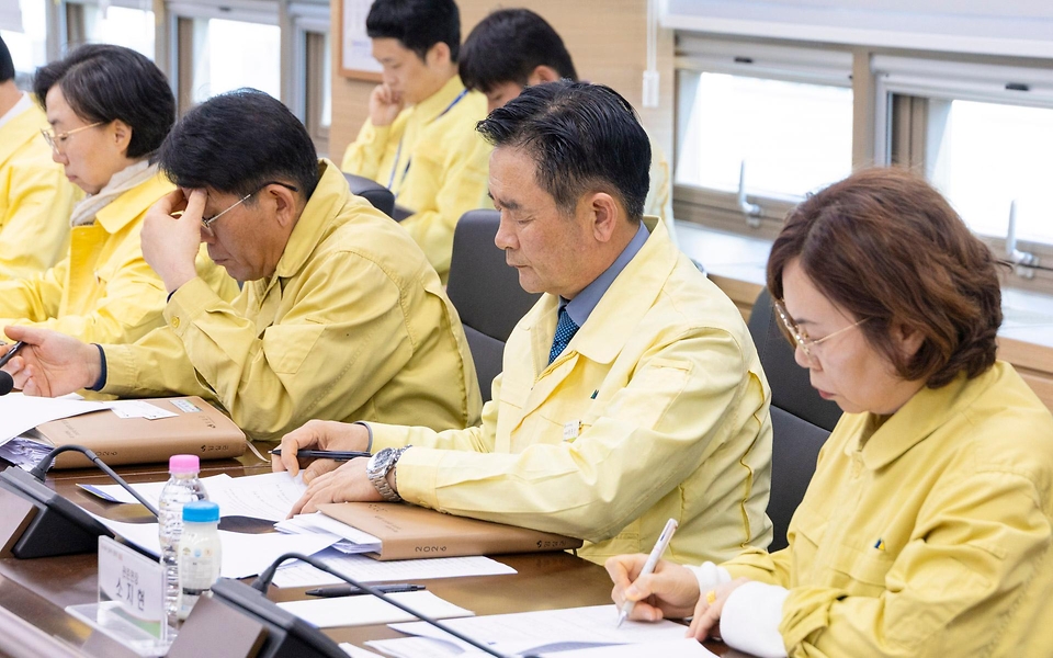 정은경 보건복지부 장관이 3월 21일 전라북도 임실군을 방문해 최근 발생한 일가족 사망사건 경위와 지방자치단체의 조치 현황을 파악하고 가족 돌봄 지원체계 전반에 대해 논의하고 있다.