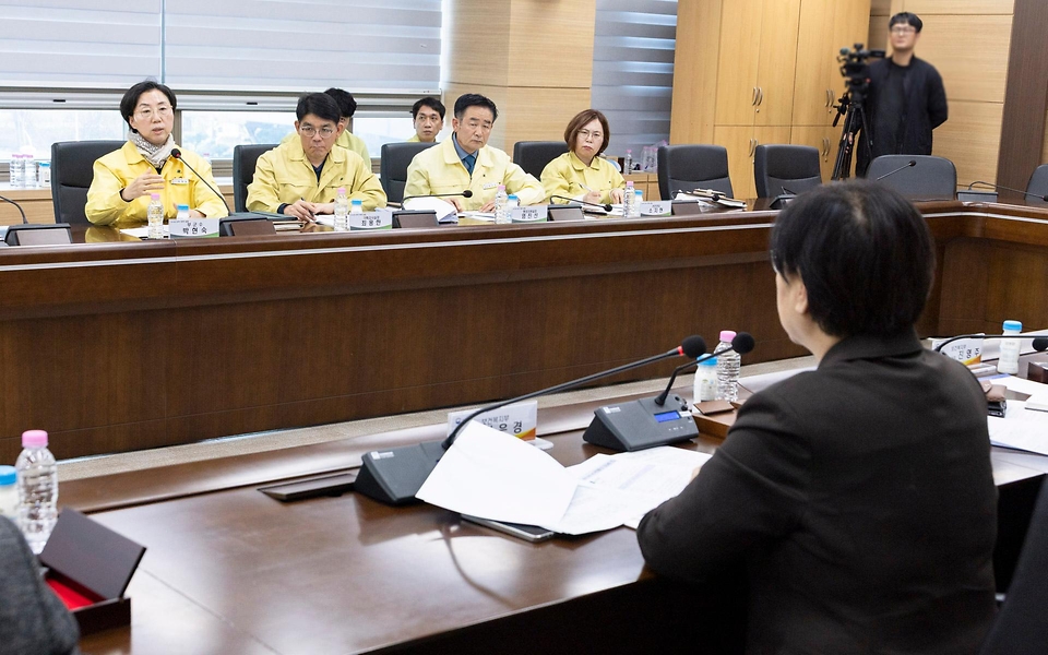정은경 보건복지부 장관이 3월 21일 전라북도 임실군을 방문해 최근 발생한 일가족 사망사건 경위와 지방자치단체의 조치 현황을 파악하고 가족 돌봄 지원체계 전반에 대해 논의하고 있다.