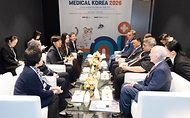 정은경 보건복지부 장관이 3월 19일 서울 강남구 코엑스에서 열린 '메디컬코리아 2026'에 참석해 관계자들과 대화 후 축사를 하고 있다.